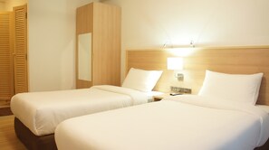 Deluxe Twin Room, 2 Twin Beds | Desk, free WiFi - R.C.N. Court & Inn (Chiang Mai)