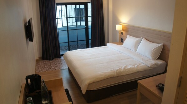 Deluxe Double Room, 1 King Bed | Desk, free WiFi