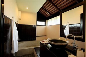 Bañera, artículos de higiene personal gratuitos y secador de pelo