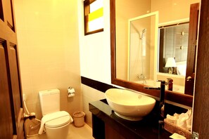 Habitación doble Deluxe | Baño | Regadera tipo lluvia, amenidades de baño gratuitas, secadora de cabello 