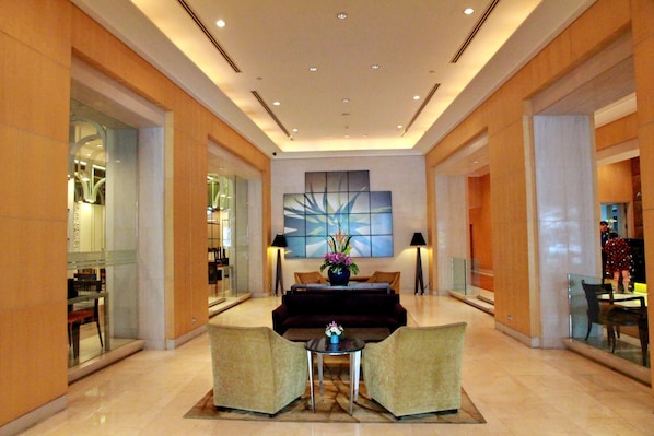 Lobby sitting area - The Duchess Hotel (Bangkok)