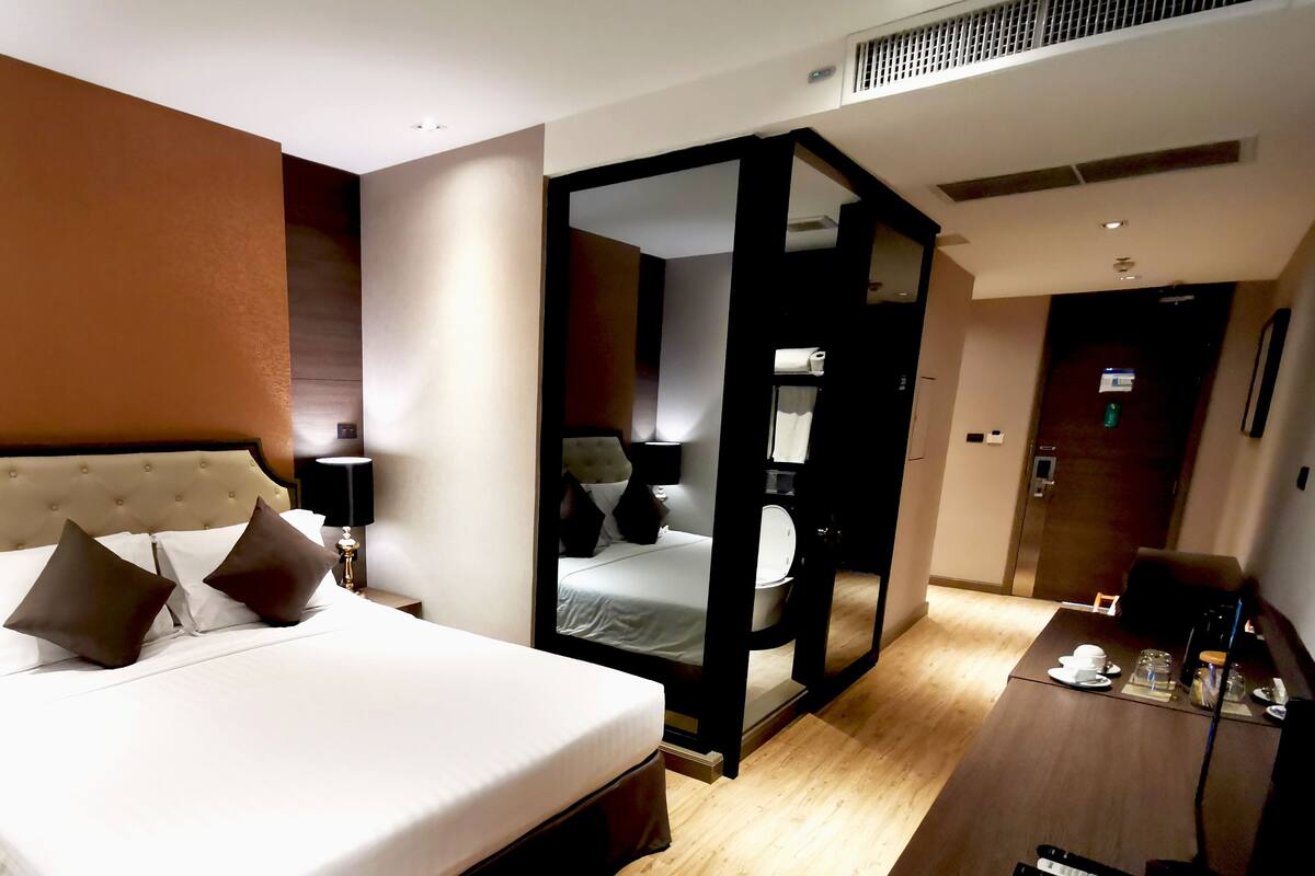 Studio Room | In-room safe, desk, blackout drapes, iron/ironing board