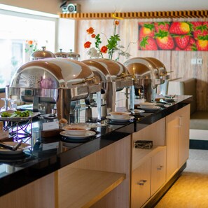 Colazione a buffet a pagamento, servita tutte le mattine 