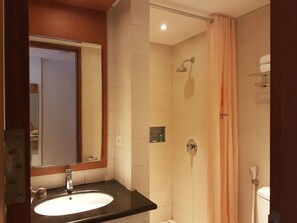 Douche, articles de toilette (gratuits), séchoir à cheveux