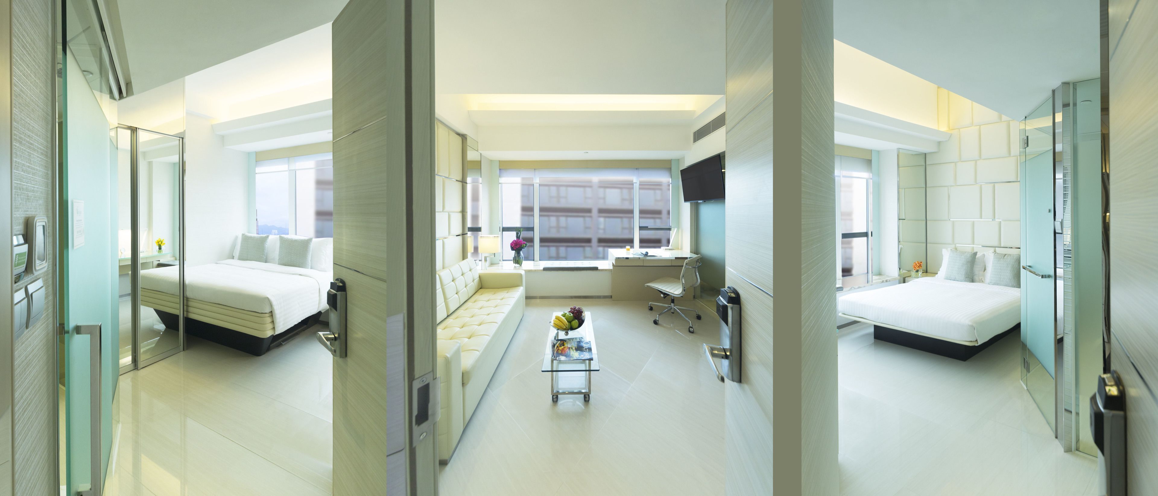 Senger med overmadrass, safe på rommet, skrivebord og blendingsgardiner