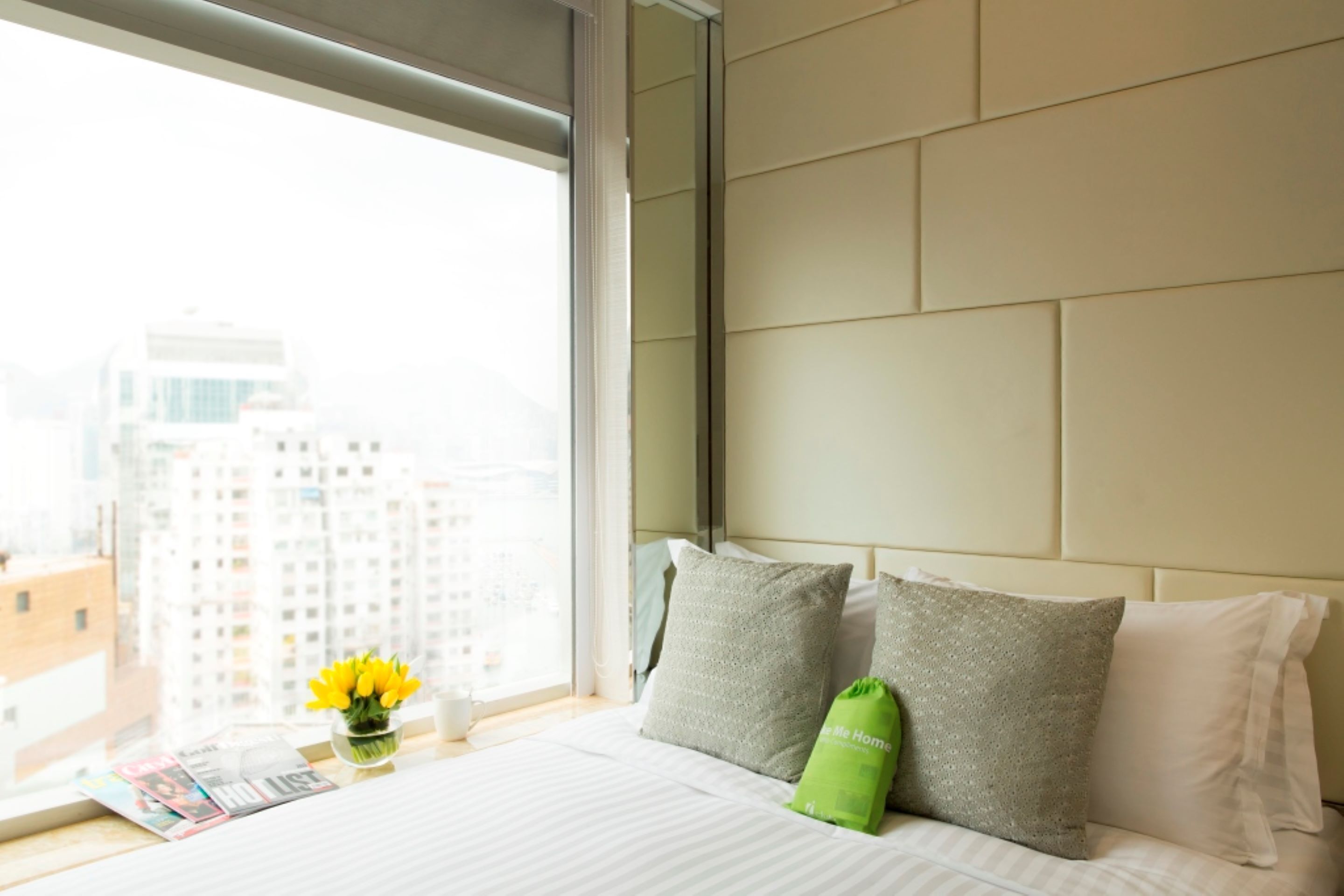 Senger med overmadrass, safe på rommet, skrivebord og blendingsgardiner