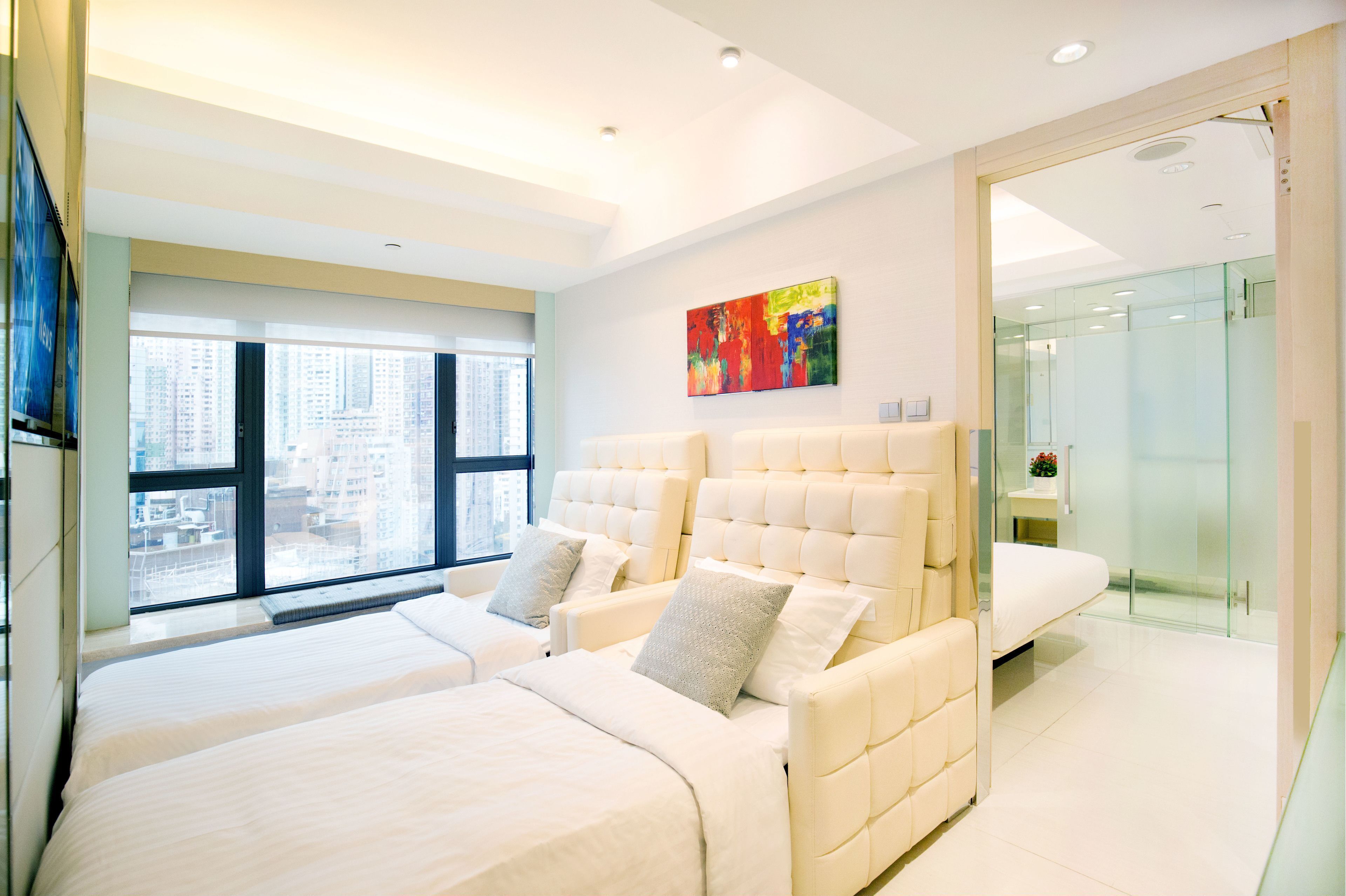 Senger med overmadrass, safe på rommet, skrivebord og blendingsgardiner