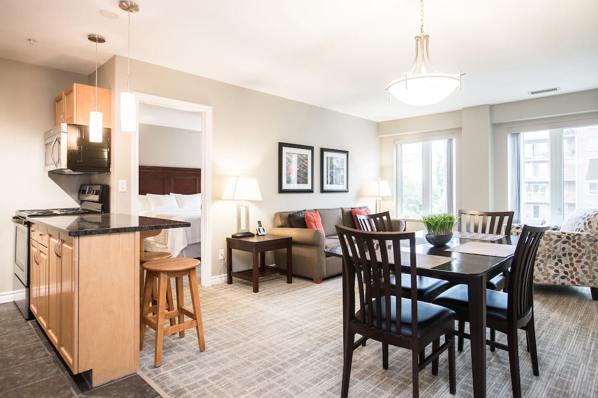 Executive suite, 2 slaapkamers, 2 badkamers | Dineren in de kamer