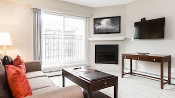 Suite ejecutiva, 2 habitaciones, 2 baños | Sala de estar | Televisión de 43 pulgadas con canales por cable