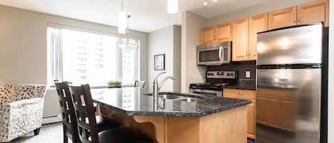 Suite - 1 soveværelse | Privat køkken | Køleskab/fryser i fuld størrelse, mikrobølgeovn, kogeplade