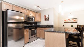 Coffee/tea maker, full-size fridge, microwave, stovetop