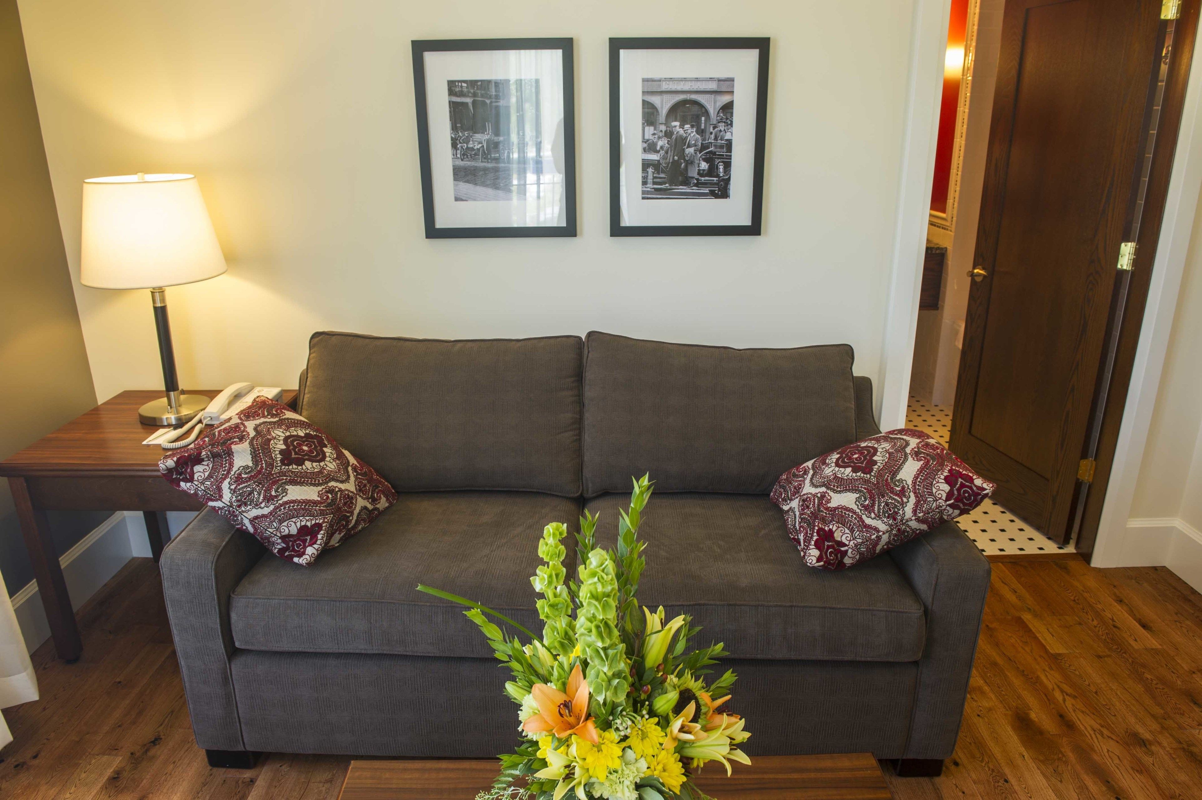 32-inch flat-screen tv with digital channels, tv