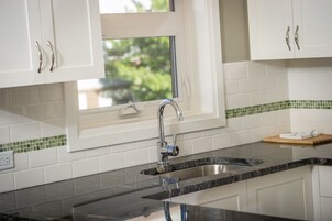 Frigorífico pequeño, microondas (previa solicitud) y cafetera o tetera