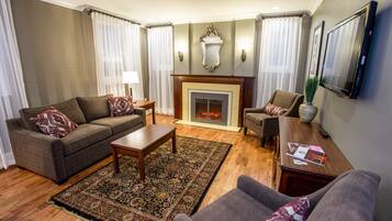 Escritorio, cortinas blackout y tabla de planchar con plancha