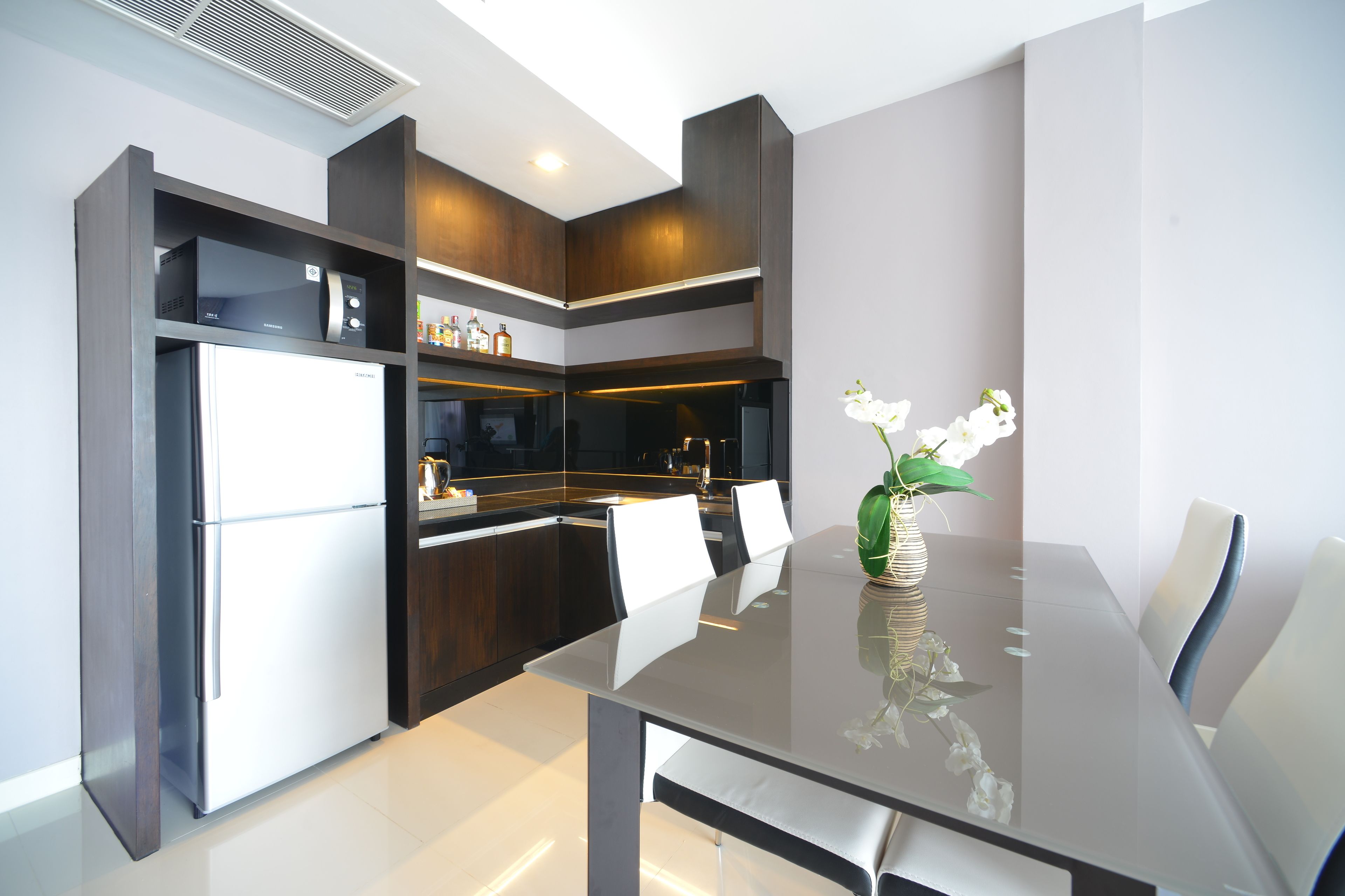 executive suite | private kitchenette | fridge, coffee/tea maker