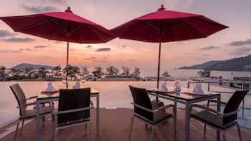 Melayani sarapan dan makan siang dengan sajian masakan internasional