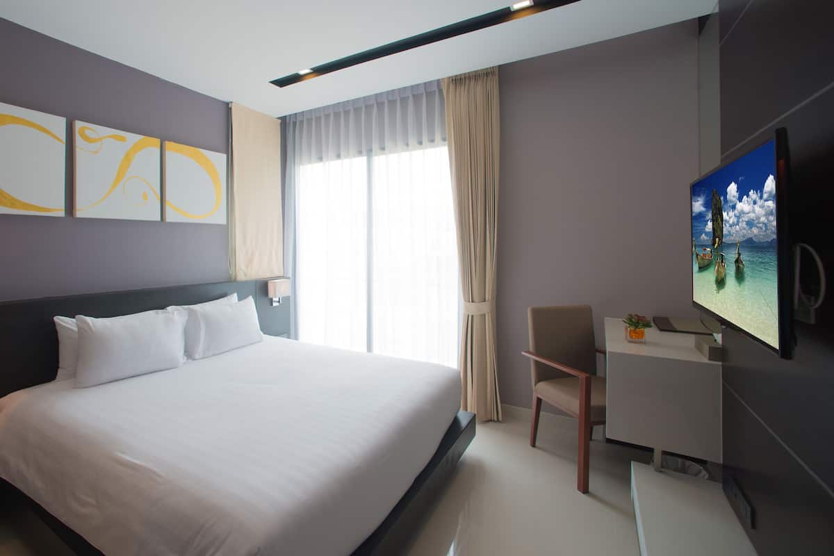 1 bedroom, in-room safe, desk, blackout curtains