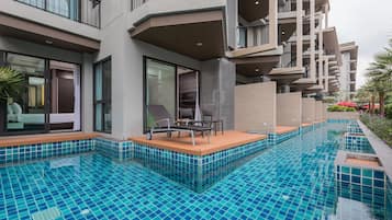 Un hôtel moderne doté d’une piscine, d’un espace extérieur aménagé et de balcons.