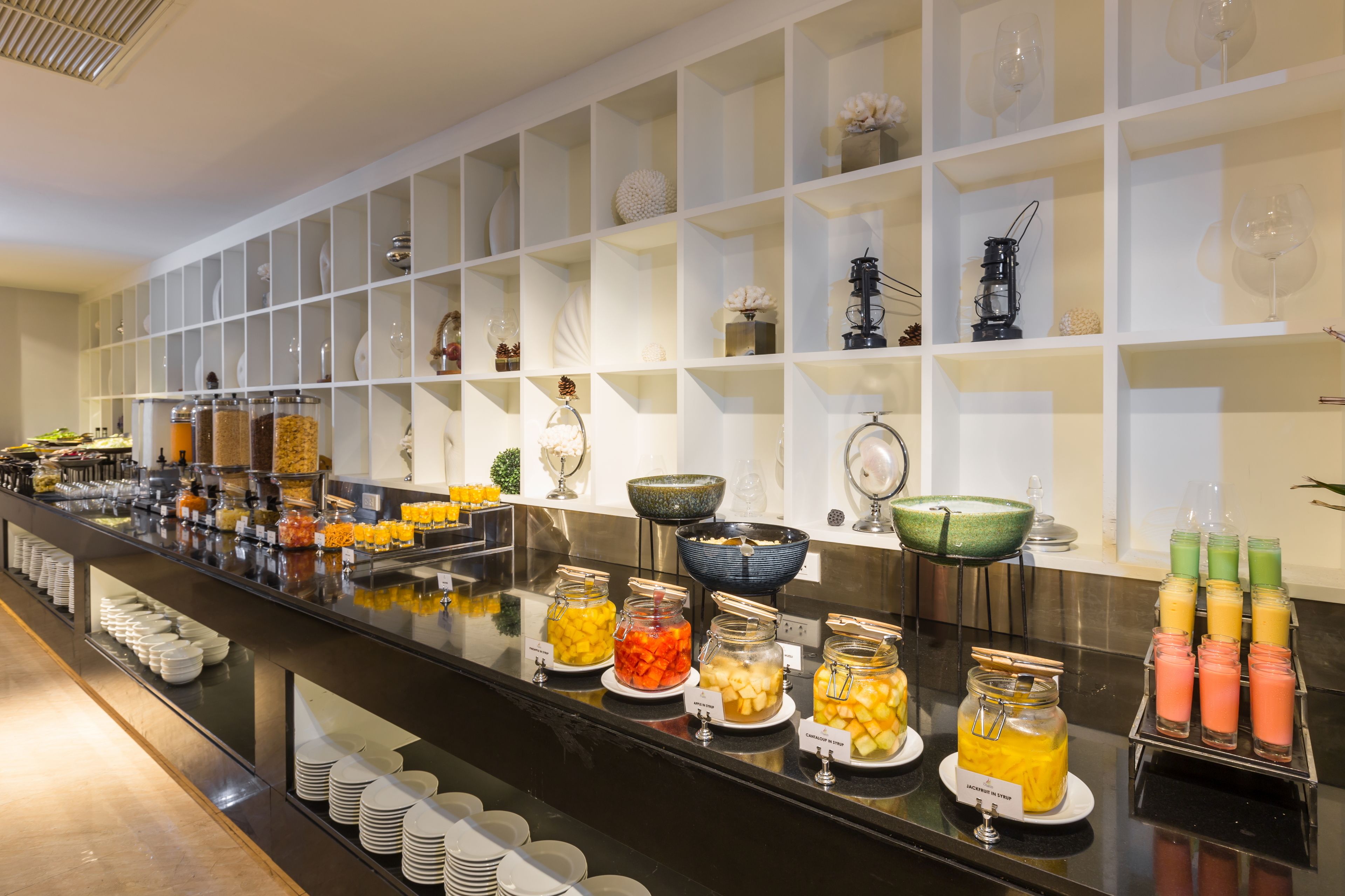 Sarapan prasmanan setiap hari (THB 450 per orang)