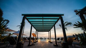 Kattoterassibaari, valtamerinäköala, avoinna joka päivä