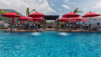 Kolam renang outdoor, dengan cabana gratis dan payung kolam renang