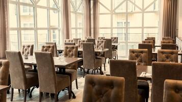 Serviço de café da manhã, culinåria escandinava, vistas para a piscina