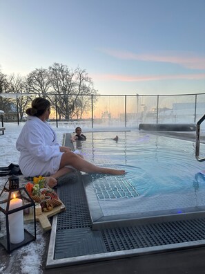 Innenpool, Außenpool, geöffnet von 08:00 Uhr bis 20:00 Uhr, Liegestühle