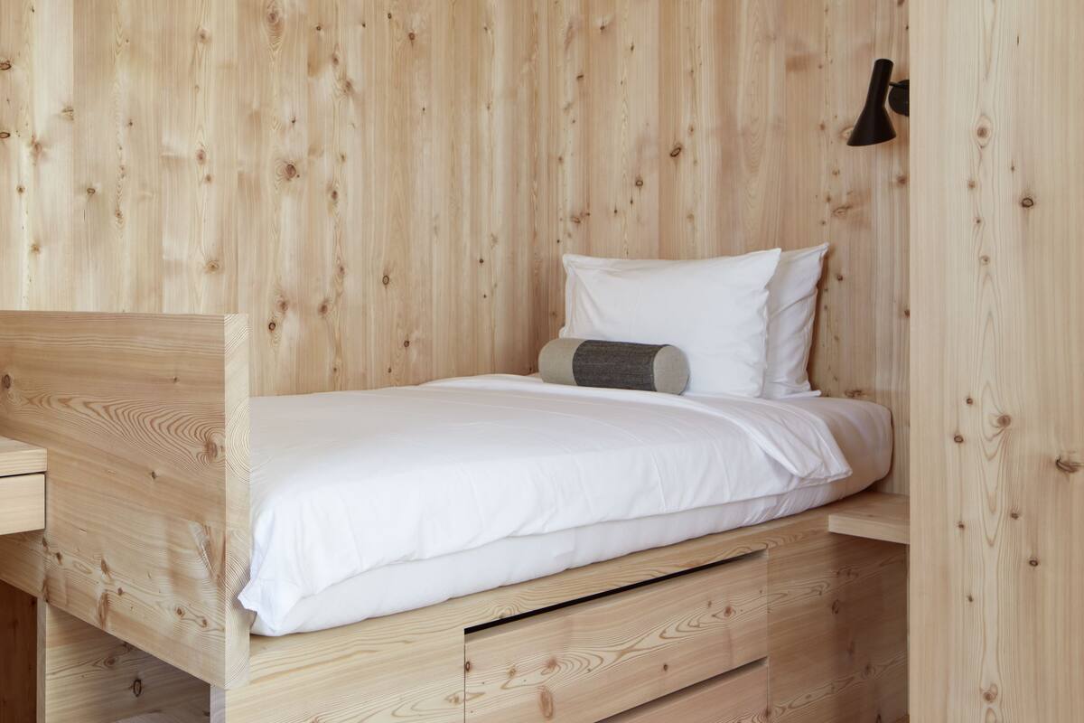 خزنة داخل الغرفة وواي فاي مجانًا