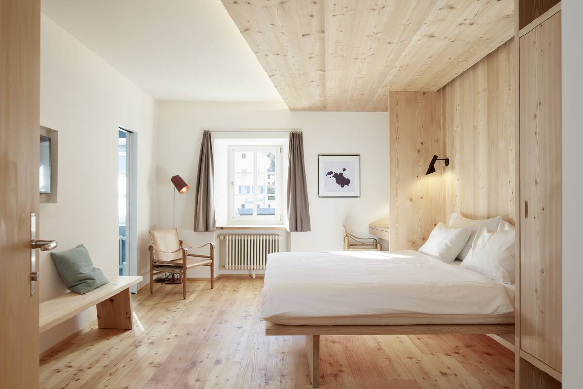 خزنة داخل الغرفة وواي فاي مجانًا