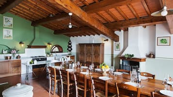 Villa panorámica | Área de sala de estar | Televisión LCD de 32 pulgadas con canales vía satélite y televisión