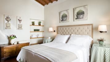 Een kluis op de kamer, een bureau, een strijkplank/strijkijzer