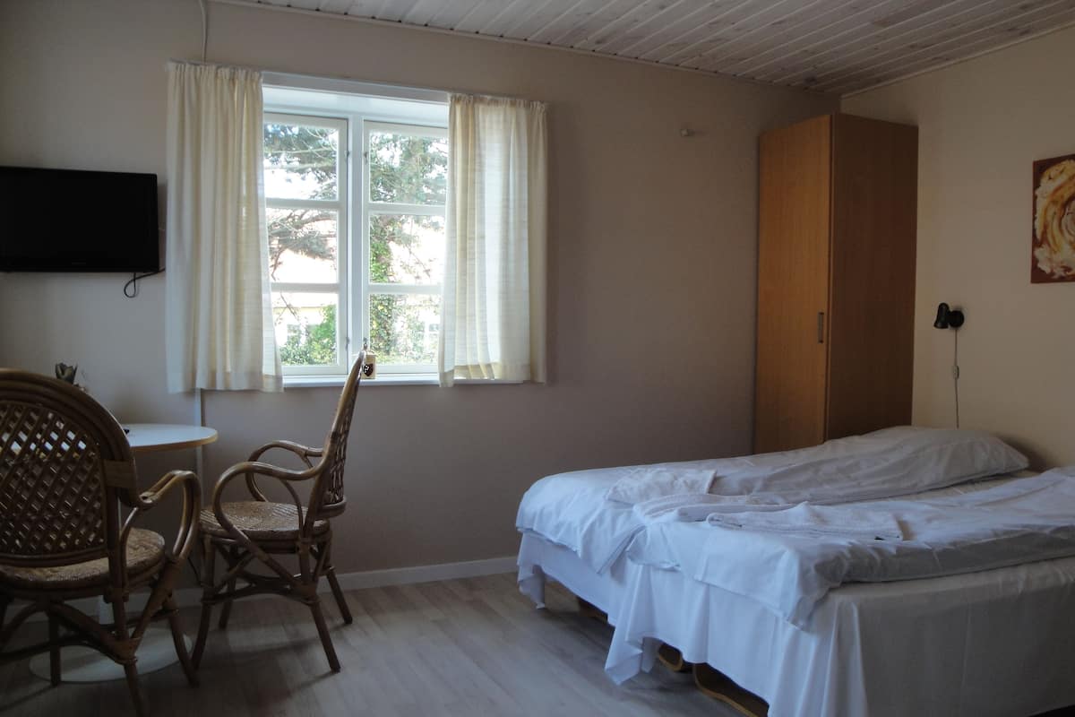 Double Room | Free WiFi, bed sheets