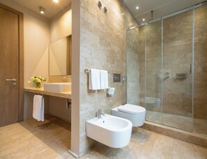 Habitación Deluxe | Baño | Regadera, regadera tipo lluvia, amenidades de baño de diseñador, bidet 