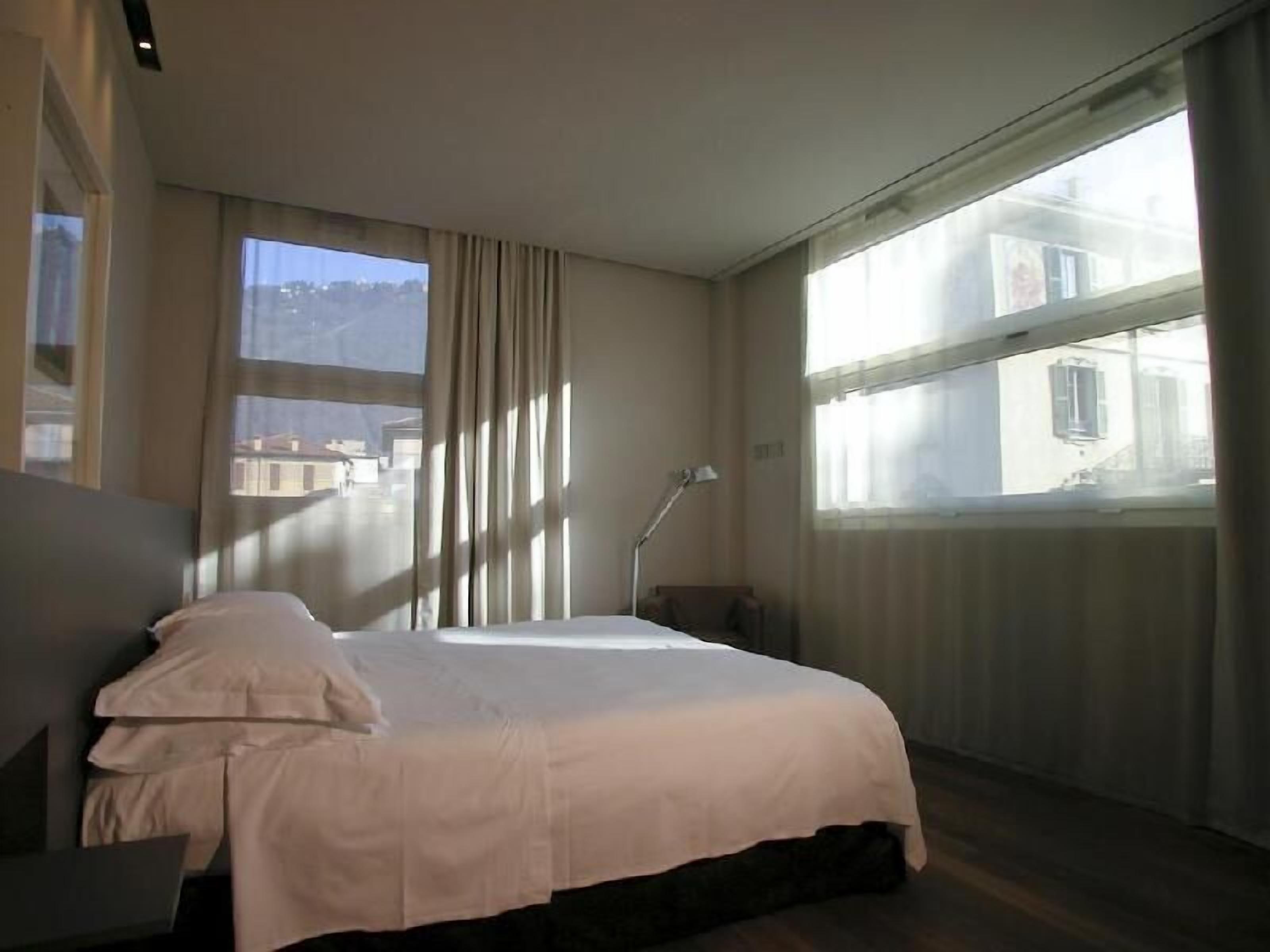 Hypo-allergenic bedding, in-room safe, blackout drapes, rollaway beds