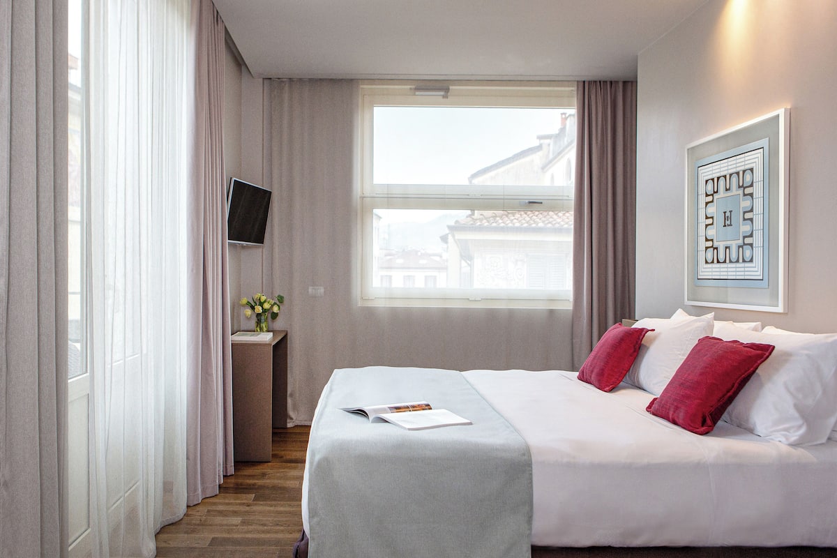 Deluxe Room | Hypo-allergenic bedding, in-room safe, blackout drapes, rollaway beds