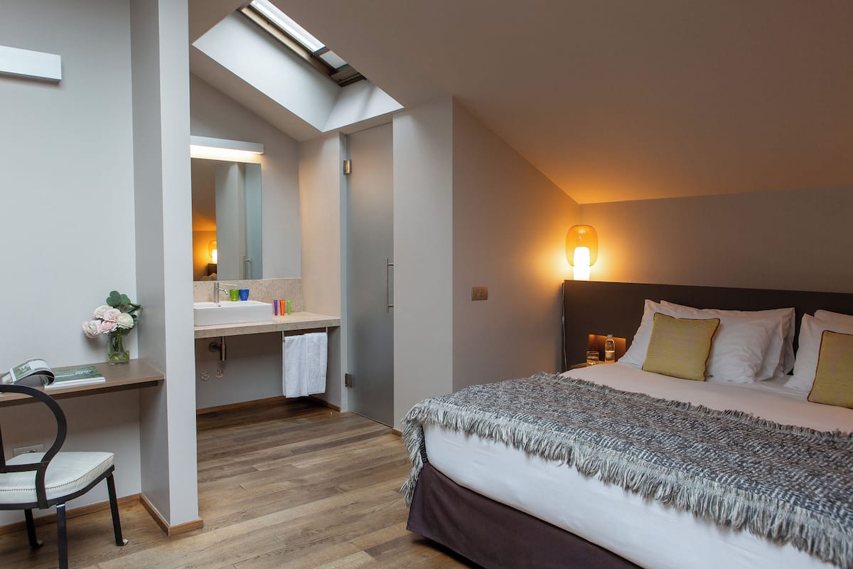 Junior Suite | Hypo-allergenic bedding, in-room safe, blackout drapes, rollaway beds