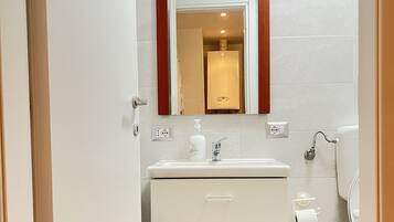 Monolocale Basic | Bagno | Doccia, set di cortesia gratuito, asciugacapelli, asciugamani