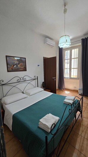 Superior Double Room, Ensuite | In-room safe, free WiFi, bed sheets - Meltin' Rome Guesthouse (Rome)