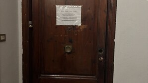 Une porte en bois avec une pancarte indiquant qu’il s’agit de l’entrée d’une maison d’hôtes.