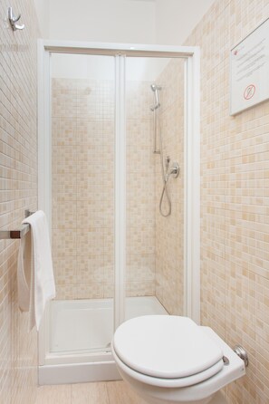 Superior Double Room, Ensuite | In-room safe, free WiFi, bed sheets - Meltin' Rome Guesthouse (Rome)