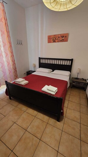 In-room safe, free WiFi, bed sheets - Meltin' Rome Guesthouse (Rome)