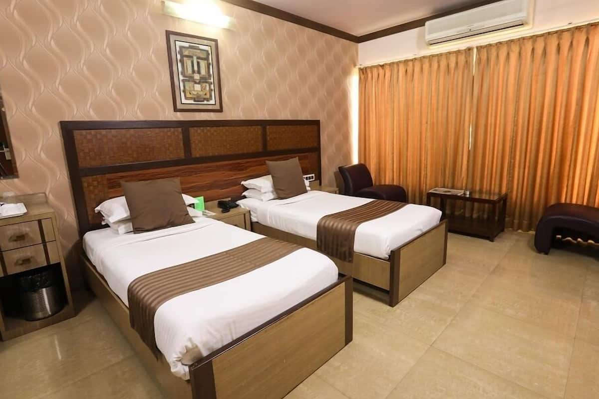 Deluxe Room | In-room safe, desk, blackout drapes, iron/ironing board