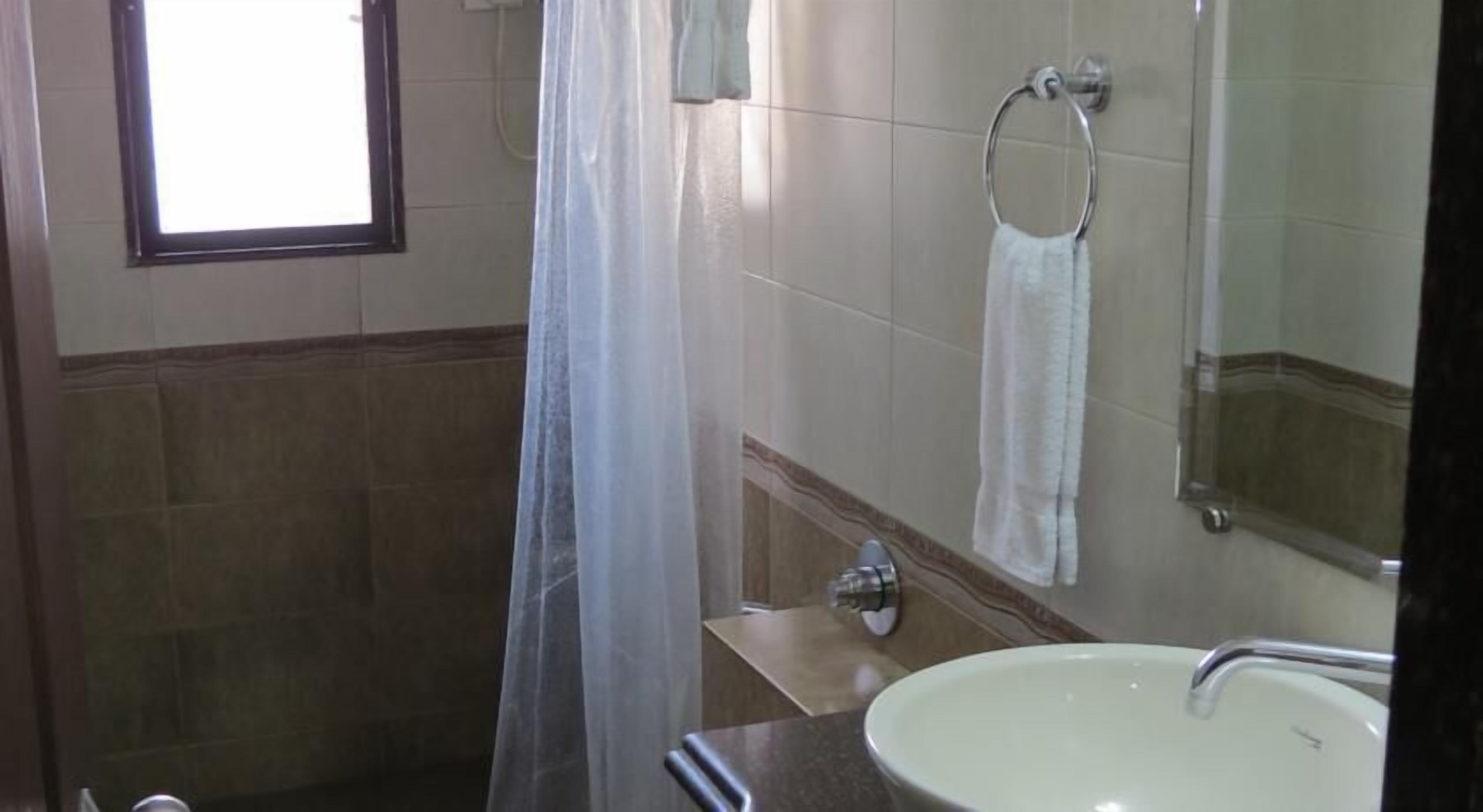 classic room | bathroom | shower, free toiletries, towels