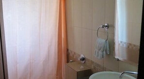 Ducha, artículos de tocador gratuitos, toallas