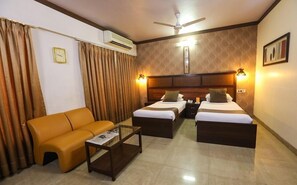 Deluxe Room | In-room safe, desk, blackout drapes, iron/ironing board - Jyoti Dwelling (Mumbai)