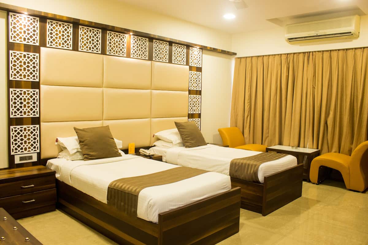 Executive Room | In-room safe, desk, blackout drapes, iron/ironing board