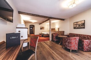 Junior Suite, Balcony, Mountain View | Living area | Flat-screen TV, foosball, table tennis, books - Hotel Rose (Mayrhofen)