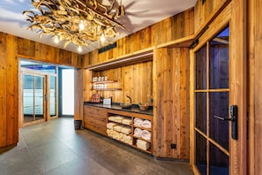 Sauna, hot tub, steam room, body treatments, hydrotherapy, aromatherapy