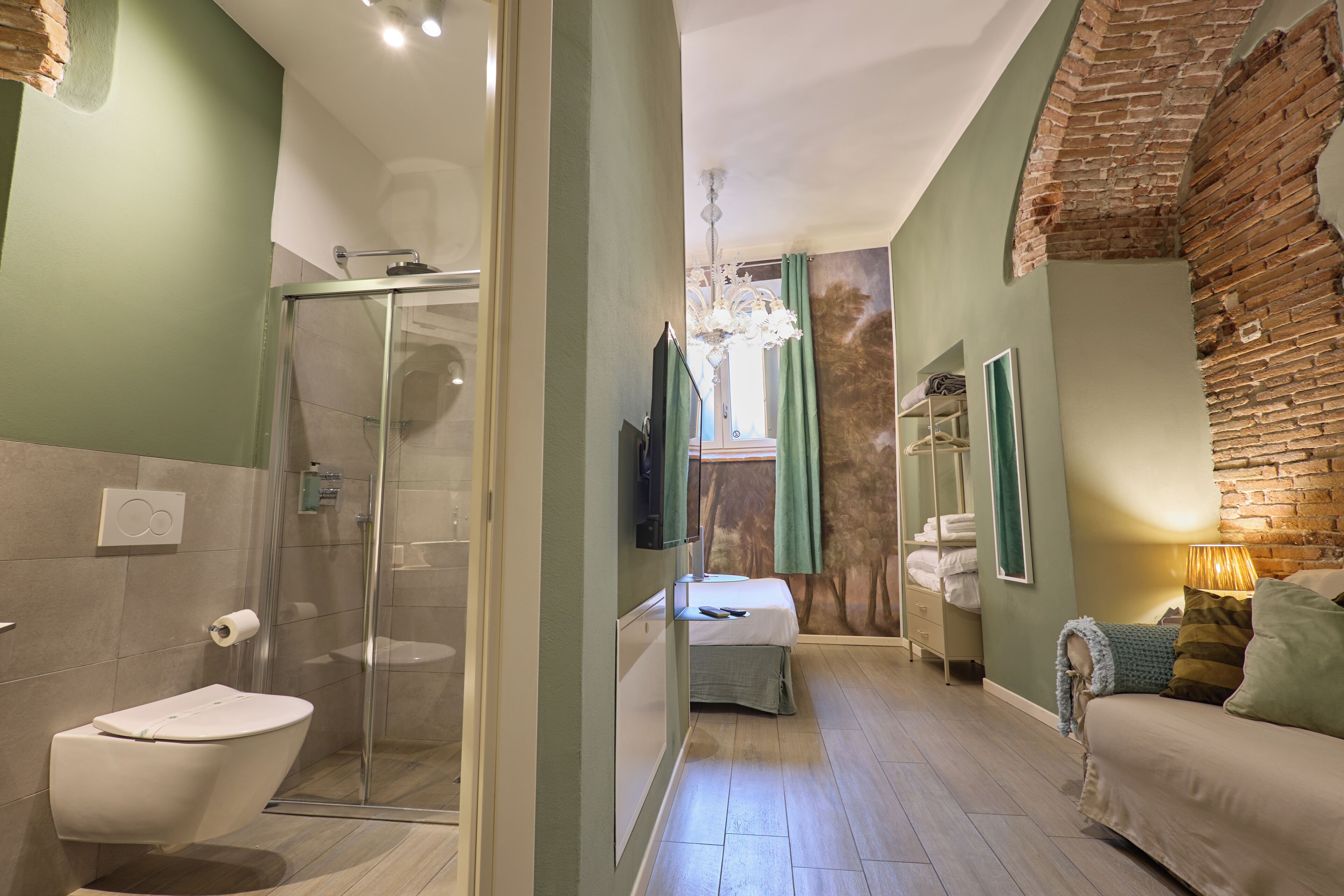 Une salle de bain avec une douche en verre, des toilettes et un lavabo.