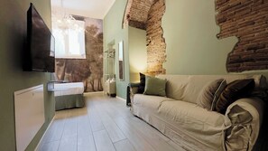 City standard Room - Murano - via Ponte Rofiolo 1 | Living area | 25-inch flat-screen TV with digital channels, LCD TV - Truly Verona (Verona)